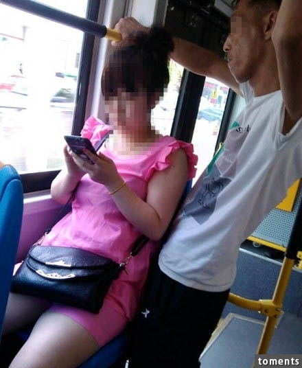有個男仔在公車上一直偷看身旁女子的手機螢幕，看著看著…最後竟然嚇到臉色發青閃一邊去！