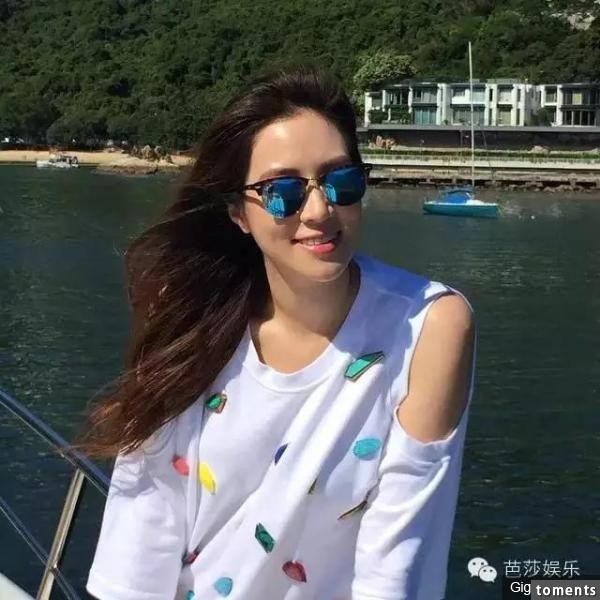 她15歲就被富商追，短短幾年就嫁入豪門，如今32歲的她已經跟英國皇妃過一樣的生活了！