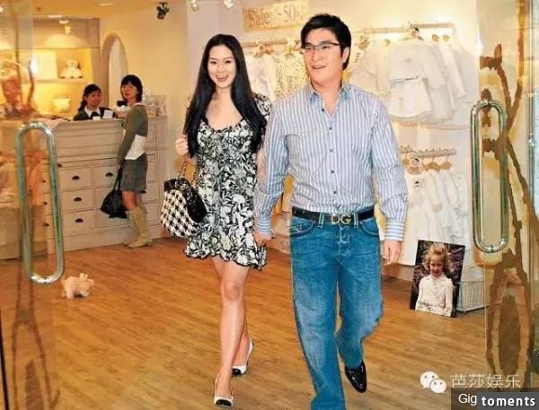 她15歲就被富商追，短短幾年就嫁入豪門，如今32歲的她已經跟英國皇妃過一樣的生活了！