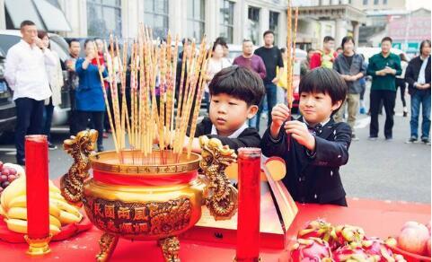 以為當童星容易？她8歲連續三天4點起床拍戲，他8歲去世讓人惋惜！