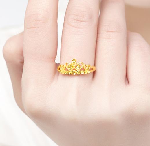 女人再「窮」也要戴一個金戒指,裡面大有講究,一般人我不告訴她