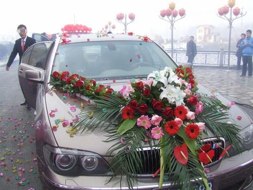 姐姐結婚，我開著豪車去送親，看到結婚照，我拉著姐姐就跑