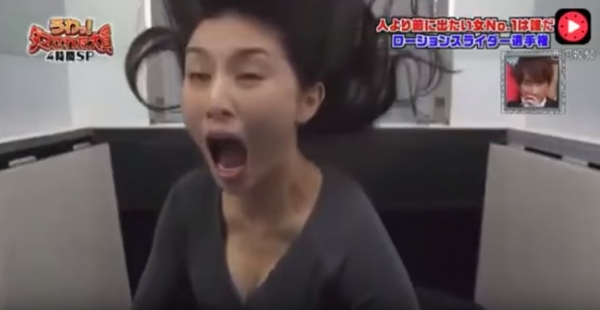 太邪惡瞭吧！正妹藝人遭惡整「一進電梯直接掉下去！」...沒想到更可怕的還在後頭？ (影)