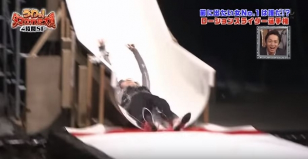 太邪惡瞭吧！正妹藝人遭惡整「一進電梯直接掉下去！」...沒想到更可怕的還在後頭？ (影)