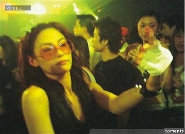 揭穿娛樂圈黑暗私生活！女星各個從端莊淑女變成豪放女的瞬間....，那些夜生活里不堪入目的風流韻照.....！！