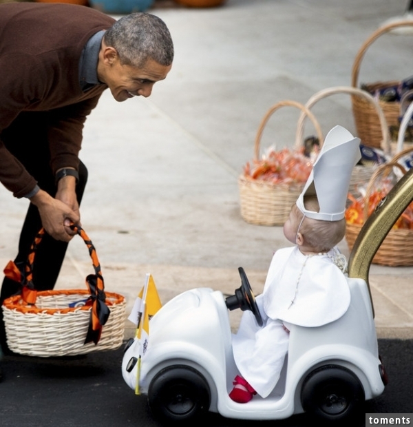 A little kid turned up in this INCREDIBLE Pope Francis costume.