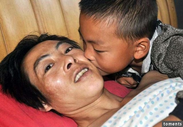 母親拋下癱瘓的父親，7歲兒子的小小心願卻讓每一個人聽了都鼻酸