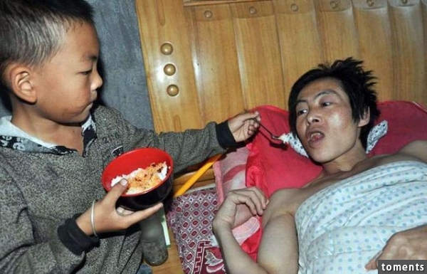 母親拋下癱瘓的父親，7歲兒子的小小心願卻讓每一個人聽了都鼻酸
