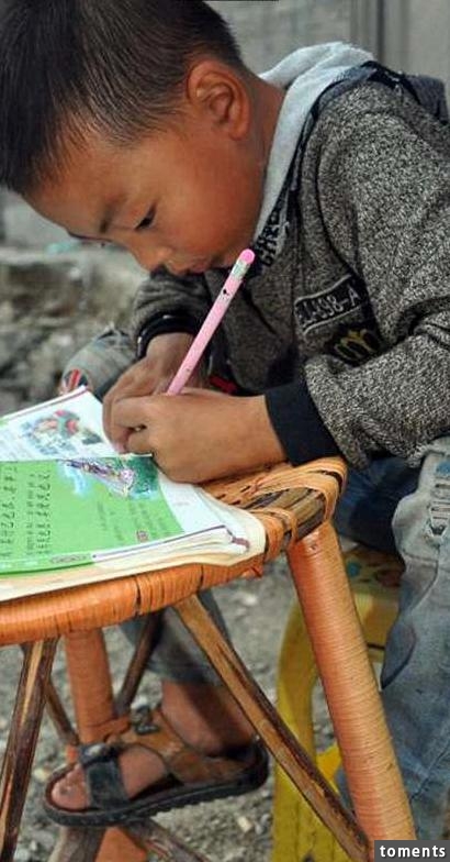 母親拋下癱瘓的父親，7歲兒子的小小心願卻讓每一個人聽了都鼻酸