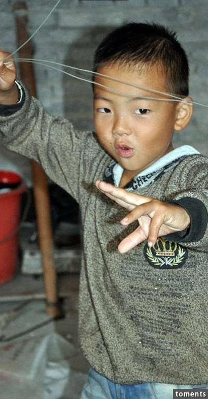 母親拋下癱瘓的父親，7歲兒子的小小心願卻讓每一個人聽了都鼻酸