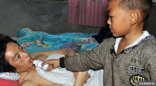 母親拋下癱瘓的父親，7歲兒子的小小心願卻讓每一個人聽了都鼻酸