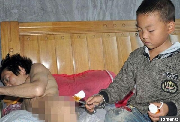 母親拋下癱瘓的父親，7歲兒子的小小心願卻讓每一個人聽了都鼻酸