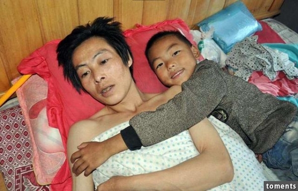 母親拋下癱瘓的父親，7歲兒子的小小心願卻讓每一個人聽了都鼻酸
