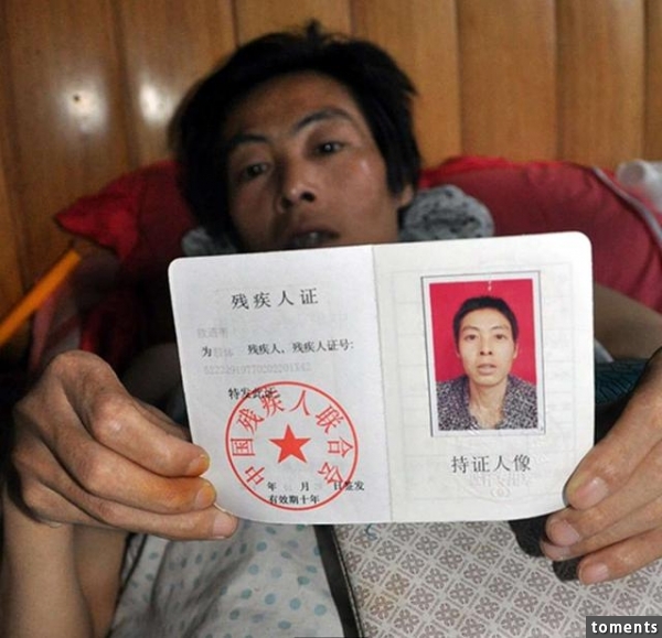母親拋下癱瘓的父親，7歲兒子的小小心願卻讓每一個人聽了都鼻酸