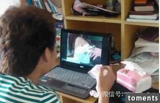 爸爸看成人片竟被女兒偷看到，爸爸的舉動令人出乎意料