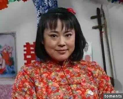 她45歲沒身材沒顏值，憑什麼離婚帶娃嫁給了小15歲男友！