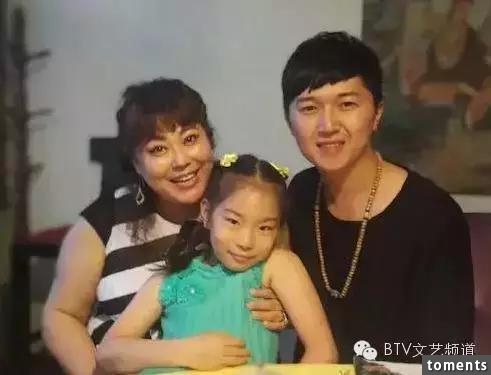 她45歲沒身材沒顏值，憑什麼離婚帶娃嫁給了小15歲男友！