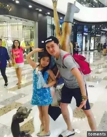 她45歲沒身材沒顏值，憑什麼離婚帶娃嫁給了小15歲男友！
