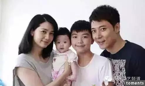 她45歲沒身材沒顏值，憑什麼離婚帶娃嫁給了小15歲男友！