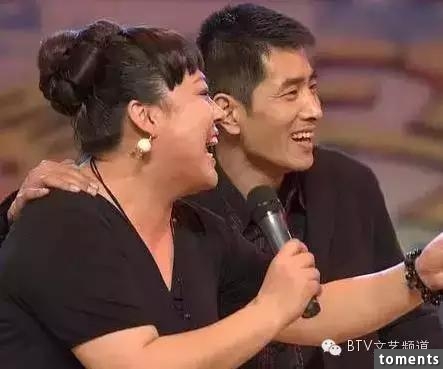 她45歲沒身材沒顏值，憑什麼離婚帶娃嫁給了小15歲男友！