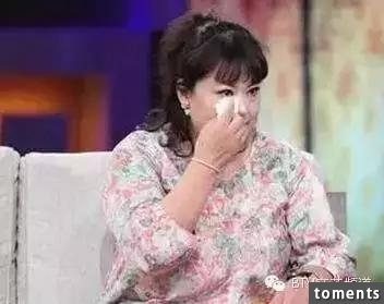 她45歲沒身材沒顏值，憑什麼離婚帶娃嫁給了小15歲男友！