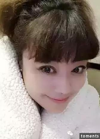她45歲沒身材沒顏值，憑什麼離婚帶娃嫁給了小15歲男友！