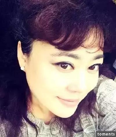 她45歲沒身材沒顏值，憑什麼離婚帶娃嫁給了小15歲男友！