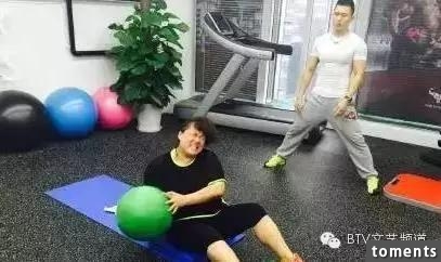 她45歲沒身材沒顏值，憑什麼離婚帶娃嫁給了小15歲男友！