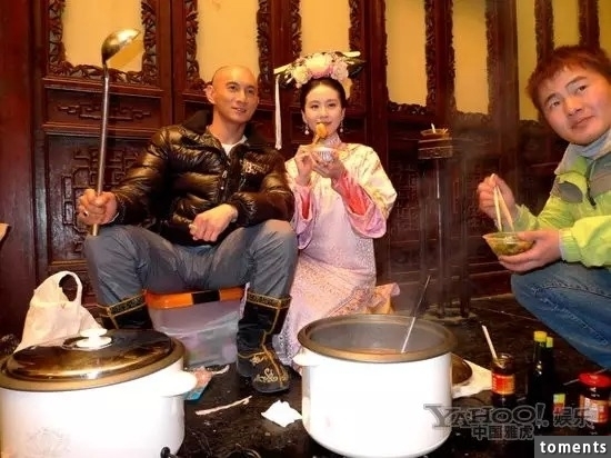 明星們受不了直接在片場大膽地...太荒唐了！照片不能流傳出去！林心如和胡歌竟然在片場..…