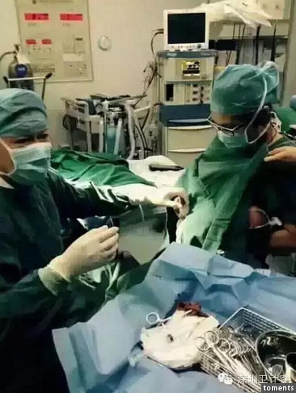 滿月的寶寶在手術過程中不斷哭鬧，護士為了安撫他居然「掀起衣服」，後來的舉動更讓其他醫生護士都傻了！