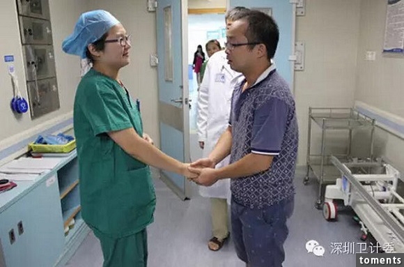 滿月的寶寶在手術過程中不斷哭鬧，護士為了安撫他居然「掀起衣服」，後來的舉動更讓其他醫生護士都傻了！