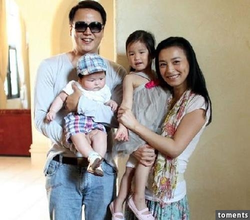 他曾是台灣第一小生八次跪地求婚，中年白頭，如今是身價百億商人