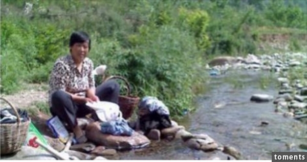 她一鎚敲裂了河邊石頭，眼角卻瞥到石頭縫裡竟然透著綠光，知道那是什麼之後她瞬間“暈倒”！
