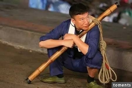 一位靠母親撿垃圾養大的明星,你絕對想不到是誰...