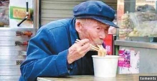 這個老人竟然在麵店偷吃別人的剩菜剩飯！ 女老闆這樣善待他.. 被記者看到了，結果真贊！