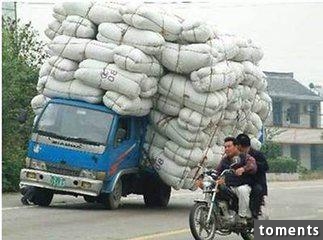 驚呆了！ 讓交警嚇到吐血的奇葩超載