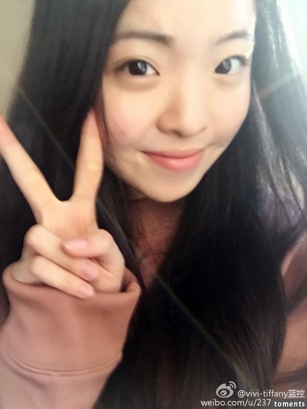 她今年17歲，有雙修長美腿...生活極度奢侈！娛樂圈有一半明星都為她家工作...她就是...