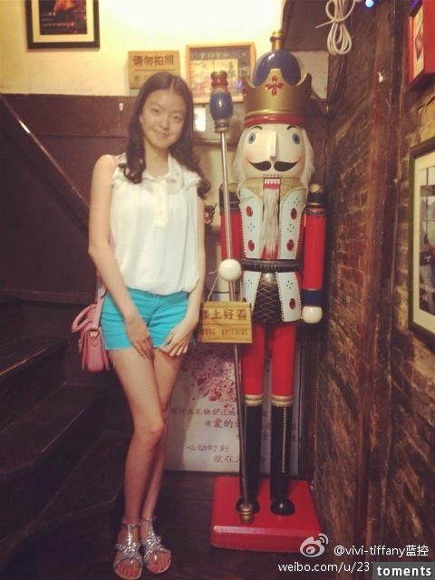 她今年17歲，有雙修長美腿...生活極度奢侈！娛樂圈有一半明星都為她家工作...她就是...