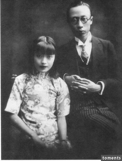末代皇帝“溥儀”有三次婚姻卻沒有孩子，原因居然是小時候宮女爬上他的床，教了他一件事． ． ． 溥儀直到死都非常後悔！