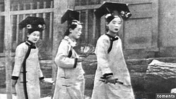 末代皇帝“溥儀”有三次婚姻卻沒有孩子，原因居然是小時候宮女爬上他的床，教了他一件事． ． ． 溥儀直到死都非常後悔！