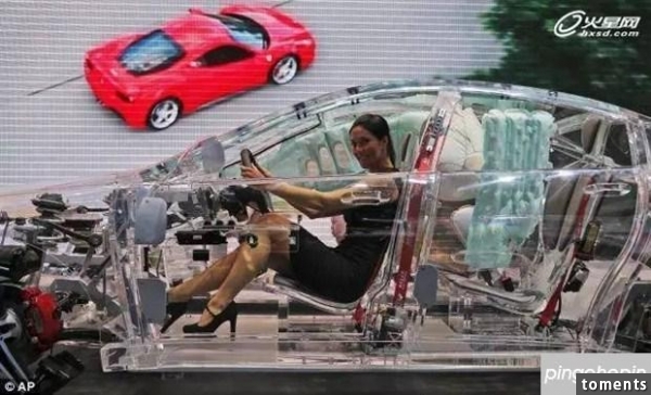 女司機穿短裙開透明車，交警想抓卻沒有理由！