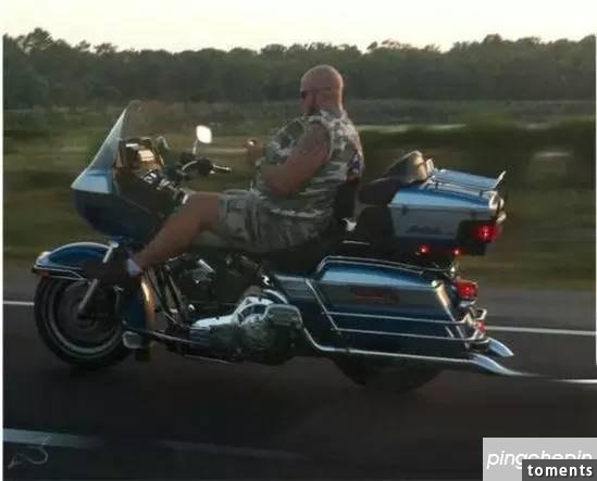 女司機穿短裙開透明車，交警想抓卻沒有理由！