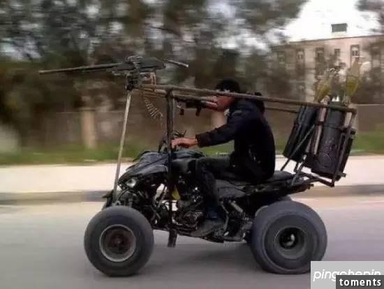 女司機穿短裙開透明車，交警想抓卻沒有理由！