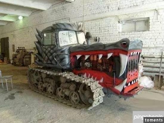 女司機穿短裙開透明車，交警想抓卻沒有理由！