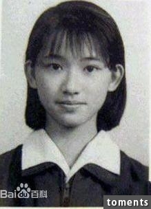 為什麼這位美胸女明星跟人合照都蹲下身體？得知真相後敬佩不已