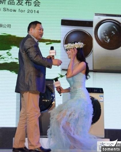 為什麼這位美胸女明星跟人合照都蹲下身體？得知真相後敬佩不已