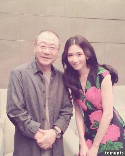 為什麼這位美胸女明星跟人合照都蹲下身體？得知真相後敬佩不已