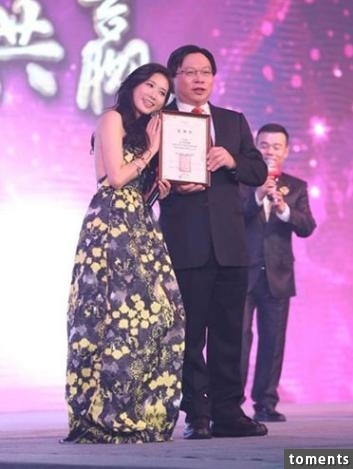 為什麼這位美胸女明星跟人合照都蹲下身體？得知真相後敬佩不已