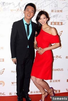 為什麼這位美胸女明星跟人合照都蹲下身體？得知真相後敬佩不已