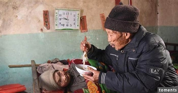 84歲的老爺爺56年來無微不至的照顧癱瘓的妻子，在聽完他的事蹟後沒有一個人眼框是乾的…